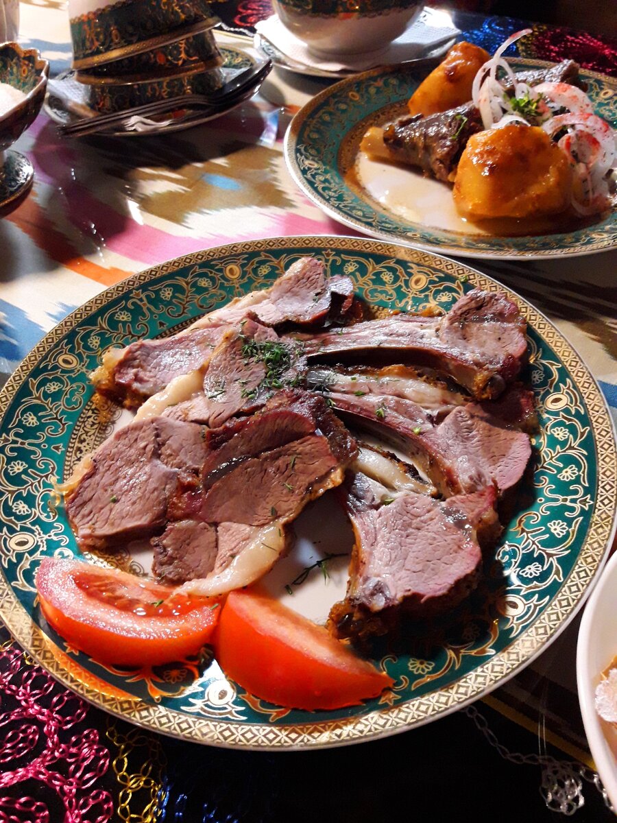 Заказали в чайхане 3 мясных узбекских блюда: лагман Уйгурский, казан-кебаб и баранину тандырную, рассказываю что это…