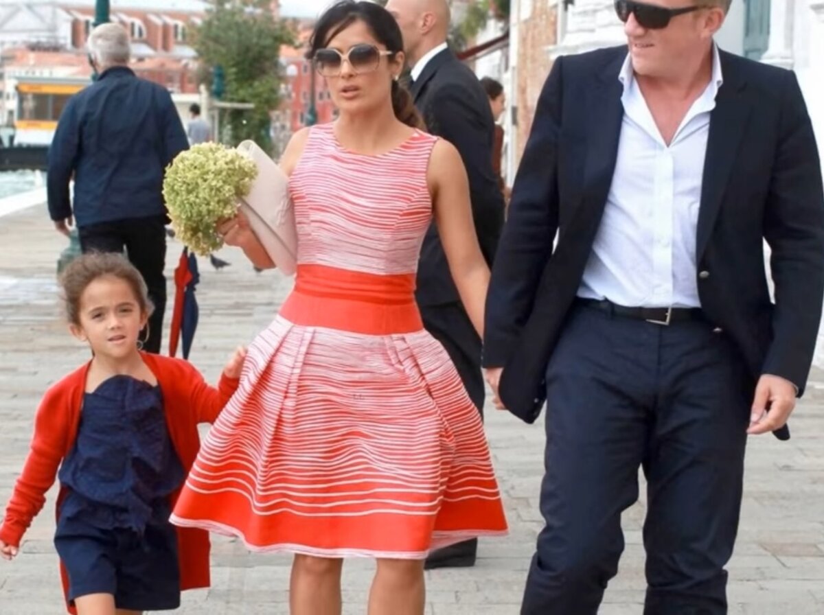 Сальма с мужем и дочерью.