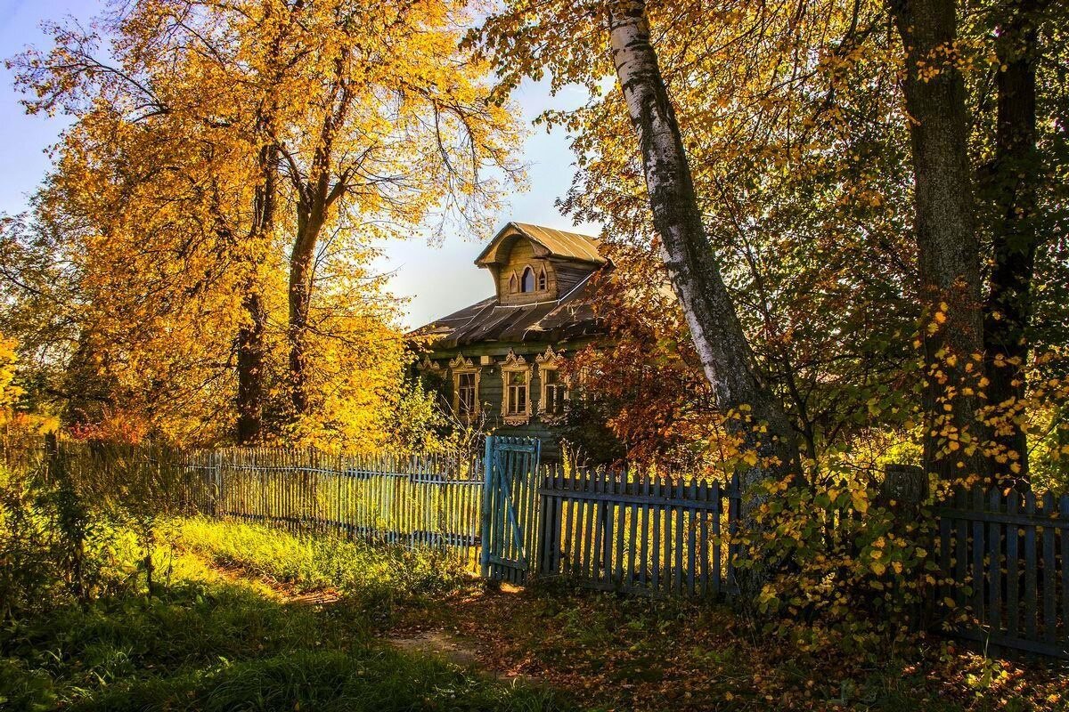 домик окнами в сад, где живет моя мама