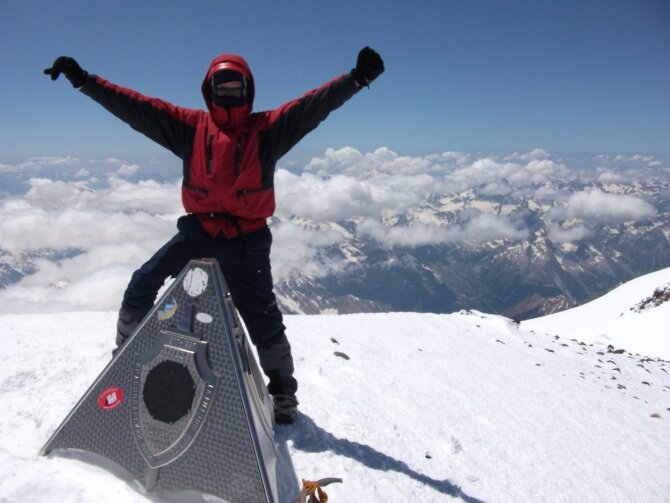 Восточная вершина Эльбруса 5621 м. В сторону Главного кавказского хребта

