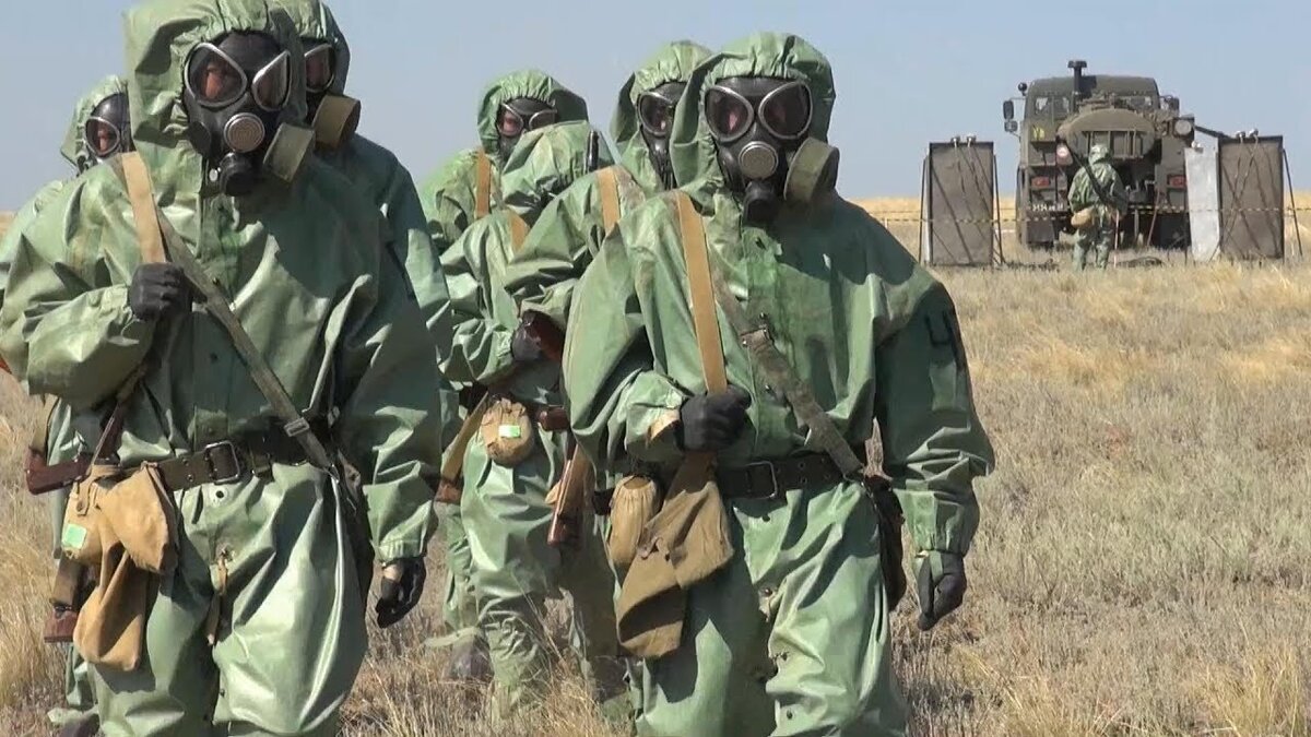 Скоро нам всем понадобиться армейский комплект РХБЗ)) Фото с www.youtube.com
