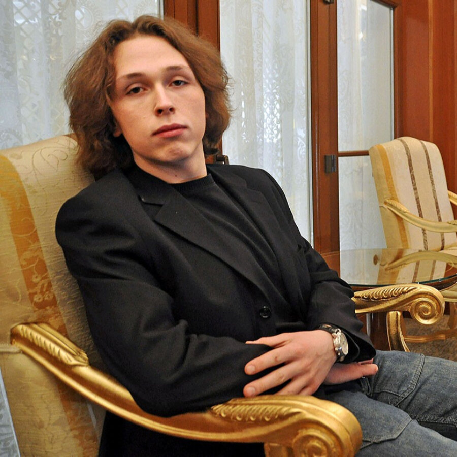 Как выглядит сын никаса сафронова сейчас