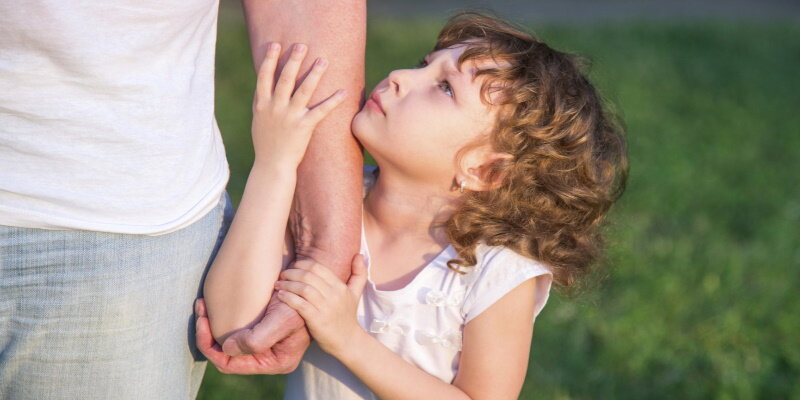 все мы в детстве обажаем своих родителей, потому что ближе них - у нас нет никого