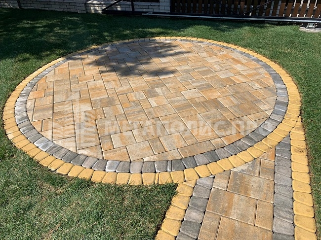 Небольшое круглое патио из тротуарной плитки Браер (реализовано компанией "Мегаполис Про")