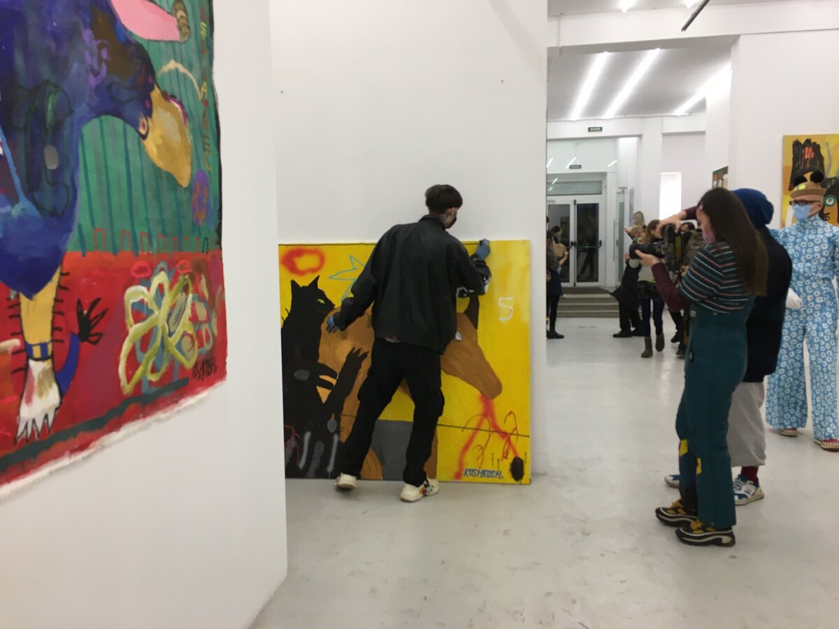 Николай Кошкош за работой. Дорисовывает свою картину прямо на глазах у зрителей