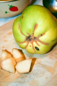 Айву моем, вырезаем сердцевину, мякоть режем на кусочки.