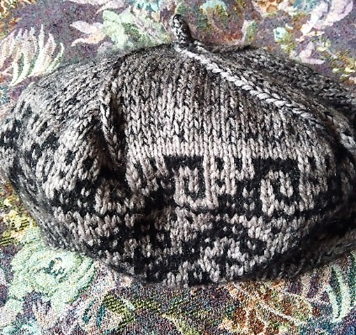 Фото 2 (от автора). Берет с готическим жаккардом. Вид сбоку. 