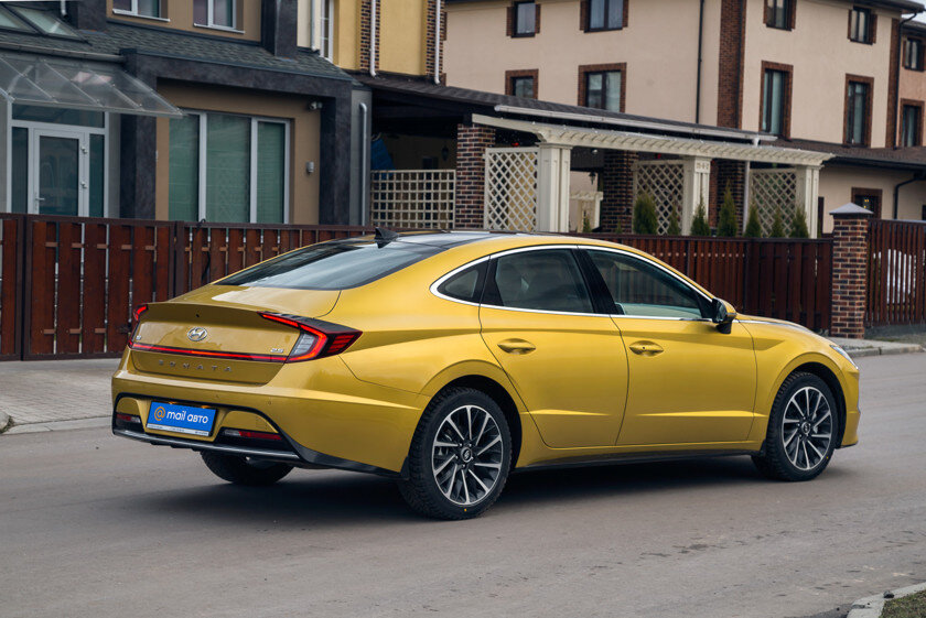 Сзади у Hyundai отформован «утиный хвост» спойлера. А рёбра на его верхней плоскости также работают как аэродинамический элемент, если верить производителю. Название модели по последней моде растянулось во всю ширину крышки багажника