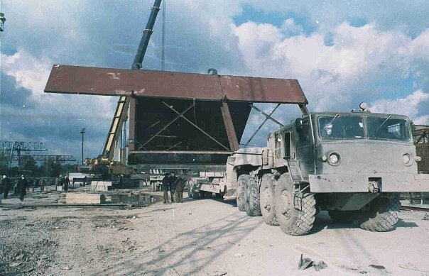 МАЗ-500 доставляет балку к ЧАЭС, Причём самую большую часть!