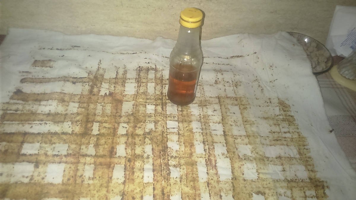 Холстик светлый, мало пропитки прополиса.Для придания большего лечебного эффекта натираю настойкой прополиса.