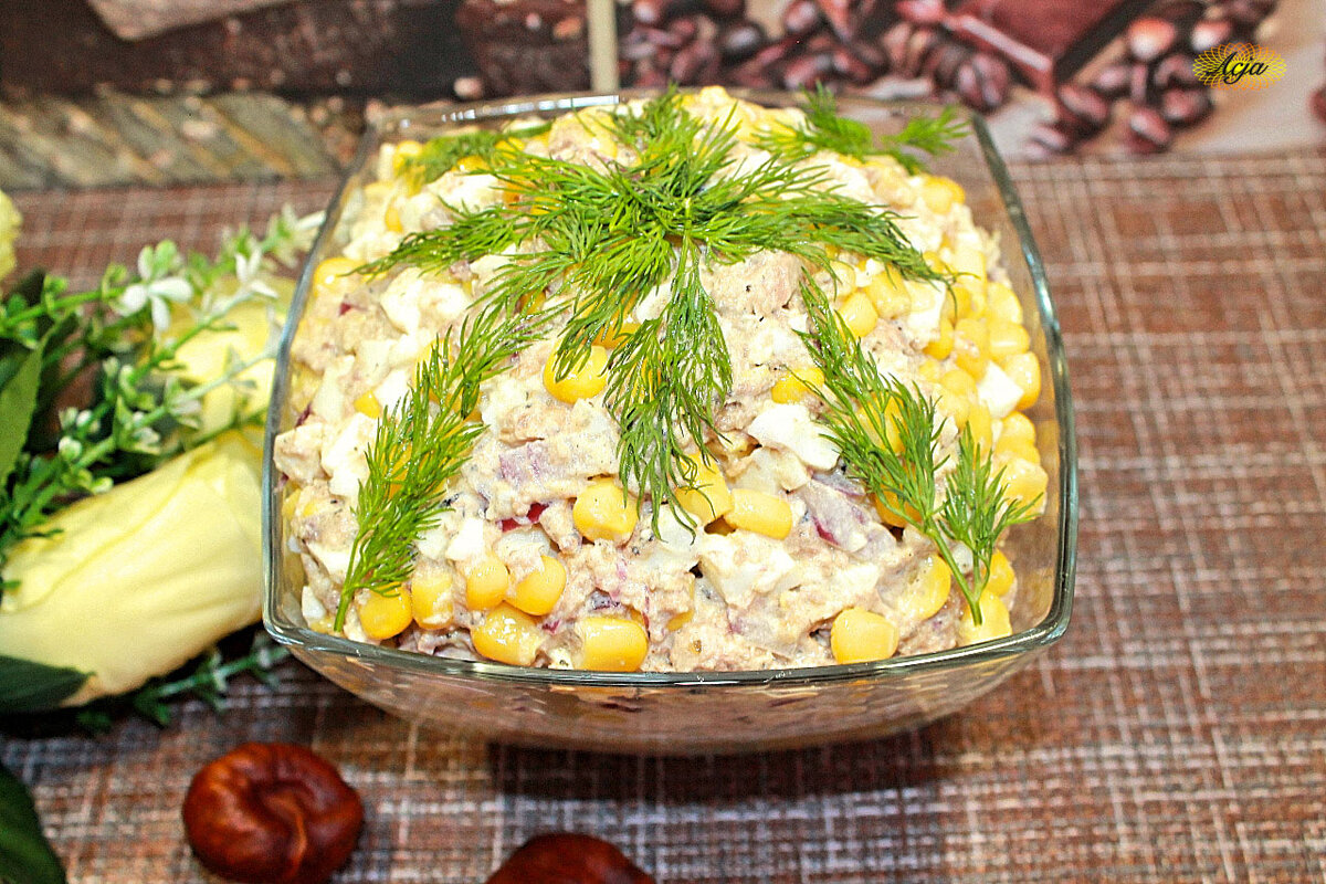 Салат с сайрой и яйцом