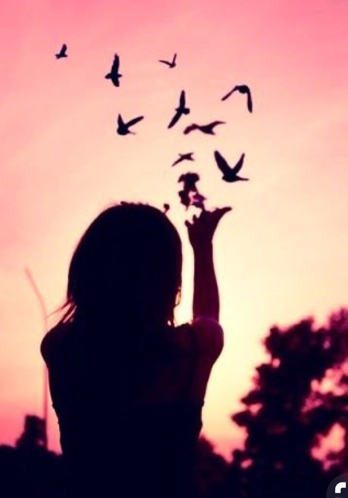 Лето улетает желтыми листьями. Отпускаю в небо улетает желтыми листьями. Отпускаю в небо улетает желтыми листьями. Осенний листочек на ладони. Отпустить человека.