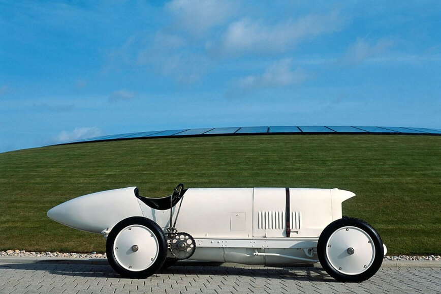  Blitzen Benz (1909)

Blitzen Benz (Blitzen переводится с немецкого как "молния") был создан в 1909 году Карлом Бенцом с целью установки рекорда скорости. С 1909 по 1919 год Blitzen с 21,5-литровым двигателем был самым быстрым автомобилем в мире: его максимальная скорость составляла 229 км/ч.  