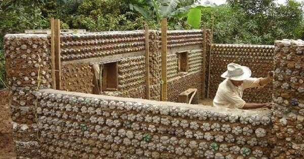 Дом, построенный из пластиковых бутылок (20 фото)