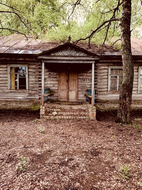 Дом молодой Ведьмы. После её смерти дом передали властям деревни и его отдали под клуб для партизан.