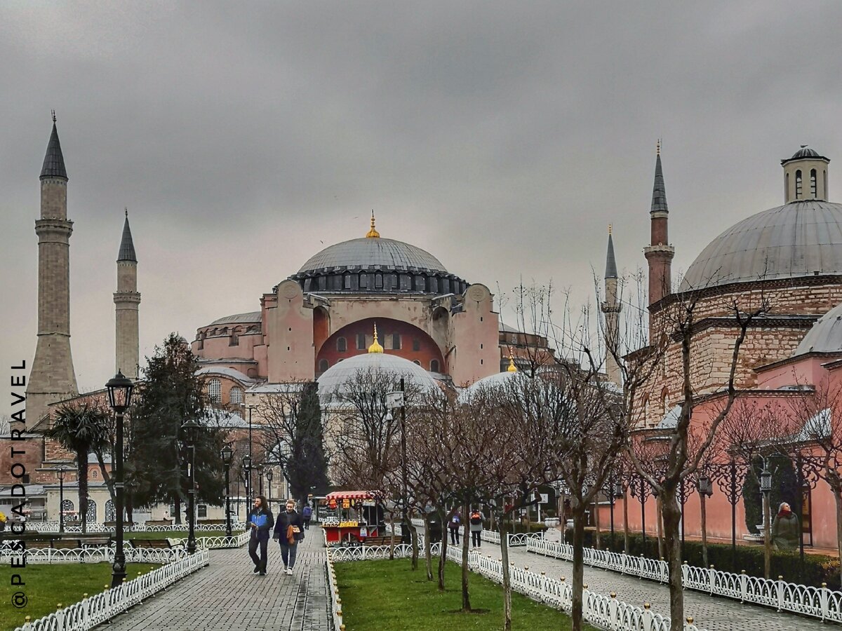 Вид на Айя-София с площади Султанахмет 