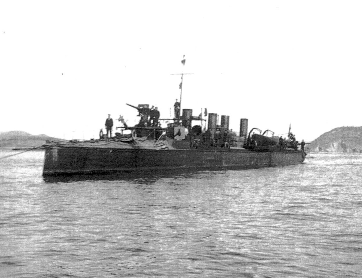 эсминец суровый на рейде стоял