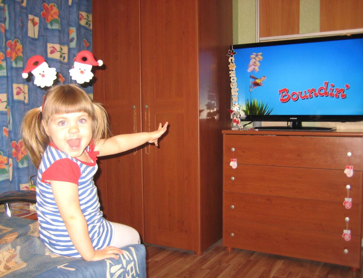 Наша Катерина обожает смотреть мультфильмы!