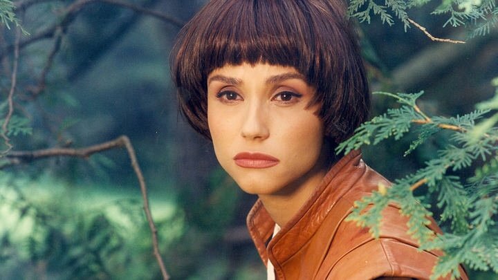 Итальянский фильм «Пещера золотой розы» (в народе также известный как «Принцесса Фантагиро») был снят в начале 1990-х. Красивая многосерийная история с успехом прошла во многих европейских странах и, к огромной радости наших девчонок и мальчишек, добралась до российских ТВ-экранов.