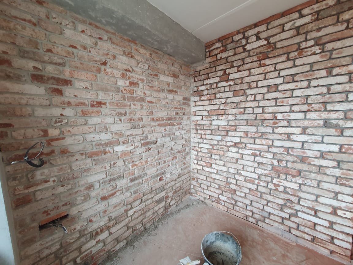 Вариант отделки стены искусственным камнем.