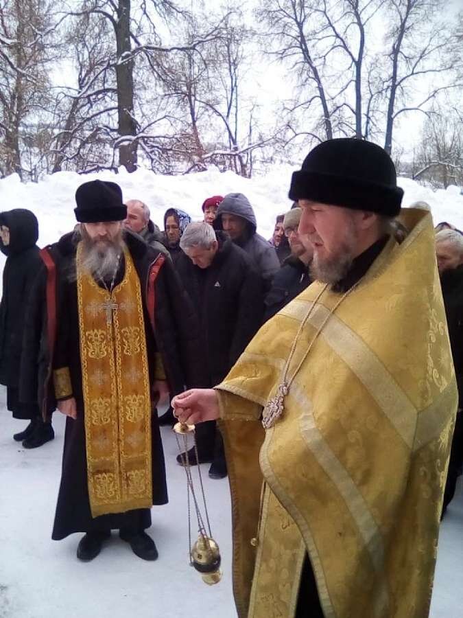 Рыбак в лодке. Монахов пойман. Данила монахов нижний новгород. Священник на рыбалке. Монахи ловят рыбу.