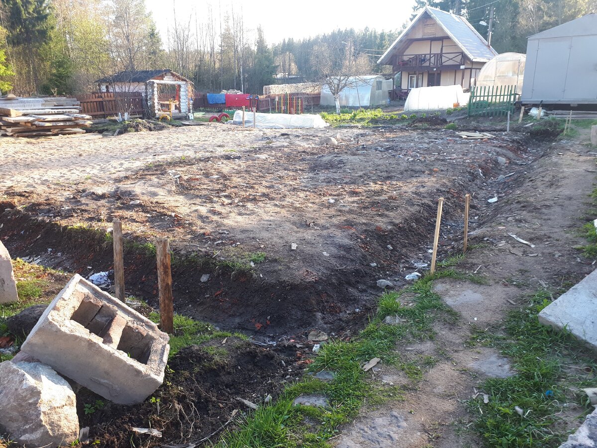 Если присмотреться к фото, то на каждом  углу площадки под фундамент вбиты по 4 колышка. Для чего - читайте ниже и смотрите видео в конце!