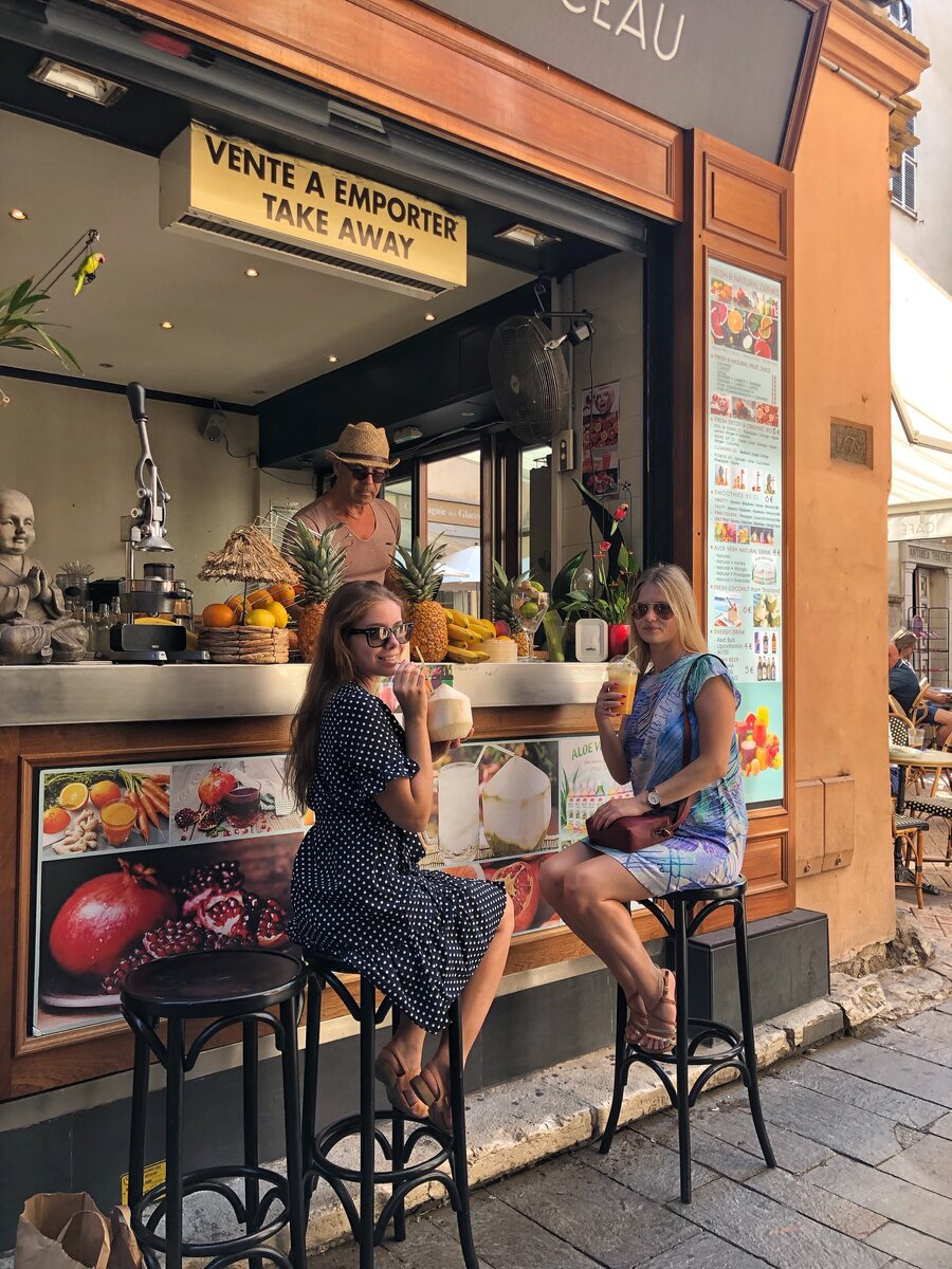 Купили по полезному коктейлю, чтобы охладиться в столь жаркую пору. Бармен оказался очень колоритным мужчиной) Фотография из личного архива