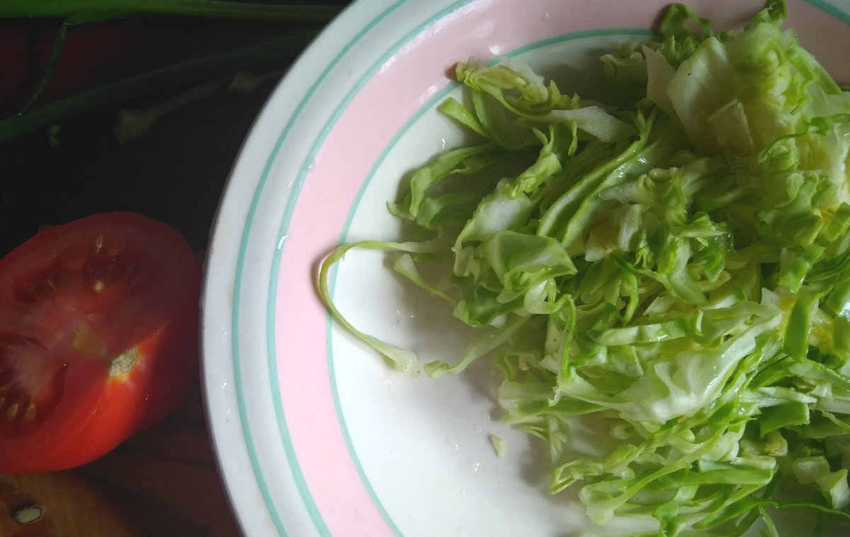 Салат с брынзой, капустой, помидорами и семечками