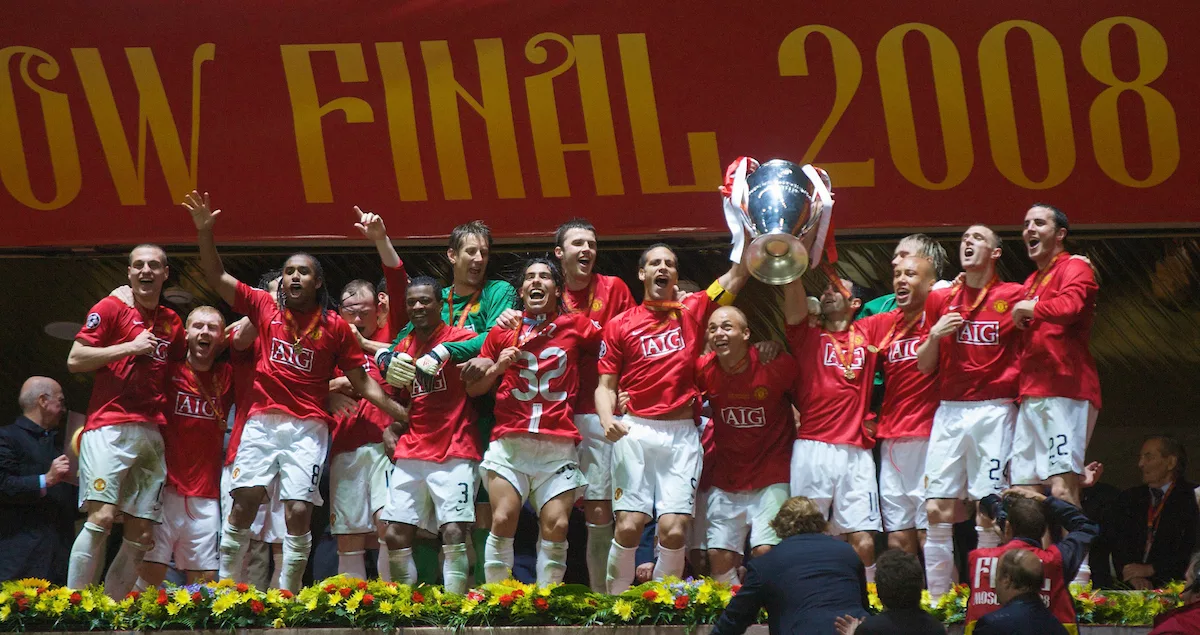 Рио Фердинанд и Райан Гиггз держат кубок в руках.