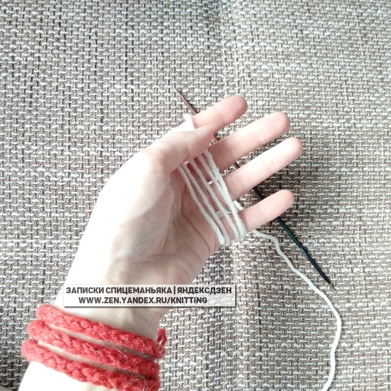 4 оборота, снизу начало на переднем плане, вверху конец у большого пальца