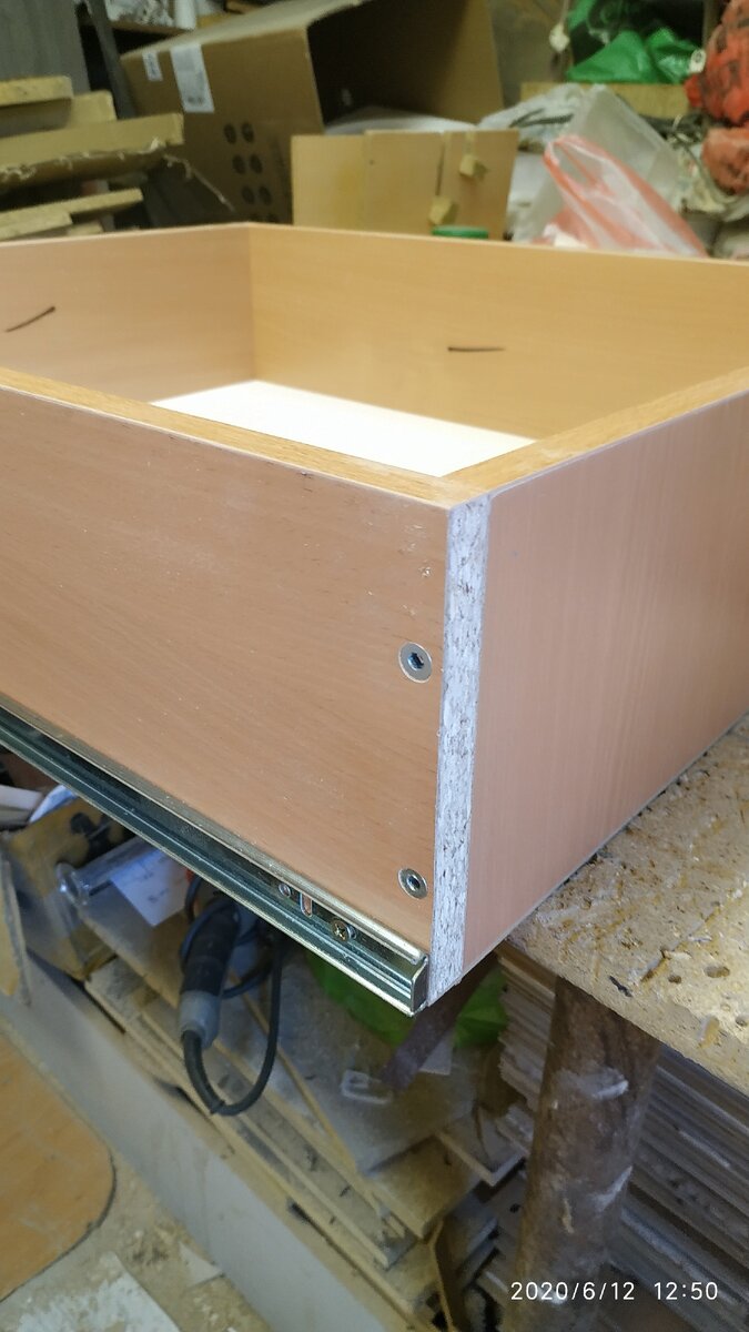 По бокам прикрутил направляющие.