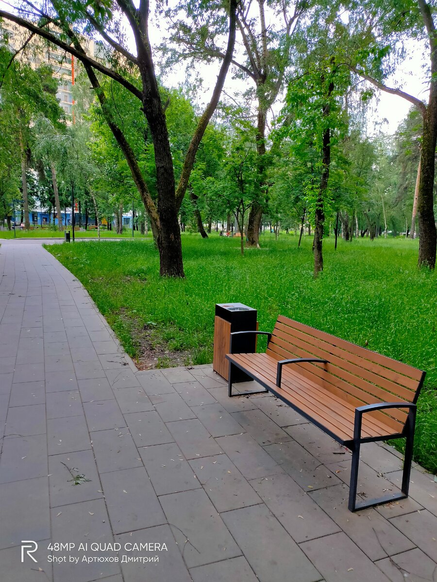 Лавочки в парке тоже свободны от ленточек! Фото Артюхов Д.