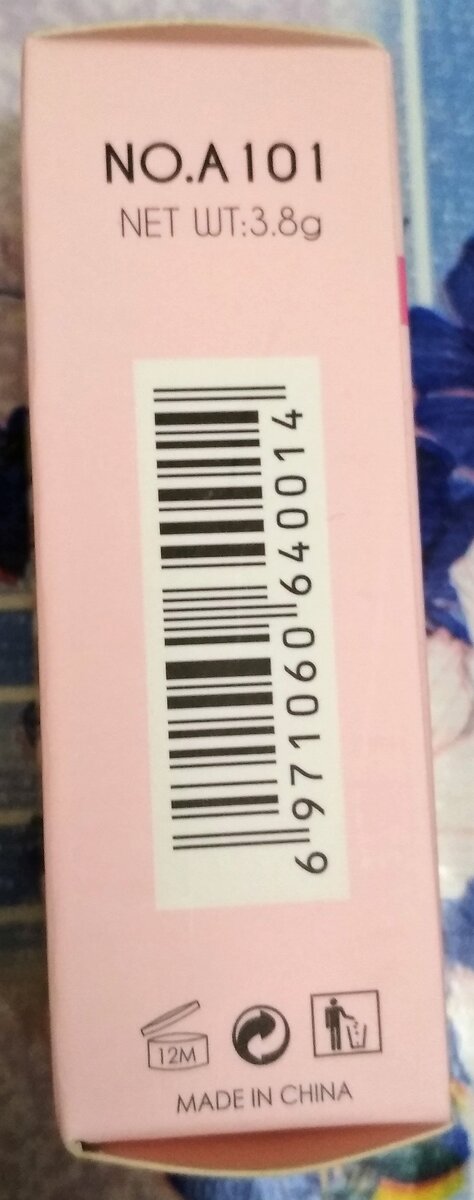 Одна из сторон упаковки с помадой