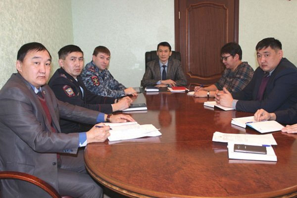 Фото: пресс-служба администрации Окинского района, К. Глушков на встрече (третий слева)