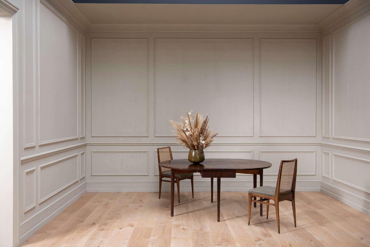 Молдинги на стенах в интерьере.