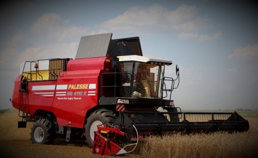 Газомоторный комбайн «Палессе» КЗС-4118К работает в поле