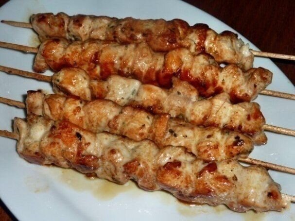 Шашлык из курицы в духовке 
Ингредиенты:

Филе курицы — 2 Штуки
Растительное масло — 2 Ст. ложки
Чеснок — 2 Зубчика
Сахар — 1 Ст. ложка
Кориандр — 1 Ст. ложка (сухой или свежий)
Соевый соус — 1 Ст. ложка
Перец чили, соль — - По вкусу

Приготовление:

Шпажки замачиваем в воде примерно 30 минут. Куриное филе нарезаем длинными полосками.
Затем филе курицы нанизываем на шпажки гармошкой. И опускаем в маринад, который готовим из: растительного масла, сахара, кориандра, соевого соуса, выдавленного чеснока, соли и перца. Накрываем все это дело пленкой и убираем мариноваться в холодильник на 2 часа.
После того, как мясо замариновалось, разогреваем духовку до 200 градусов. Шашлычок укладываем в удобную форму для выпекания и готовим около 20 минут.
Шашлык должен получиться красивого золотистого цвета. Не забудьте один раз перевернуть шпажки.