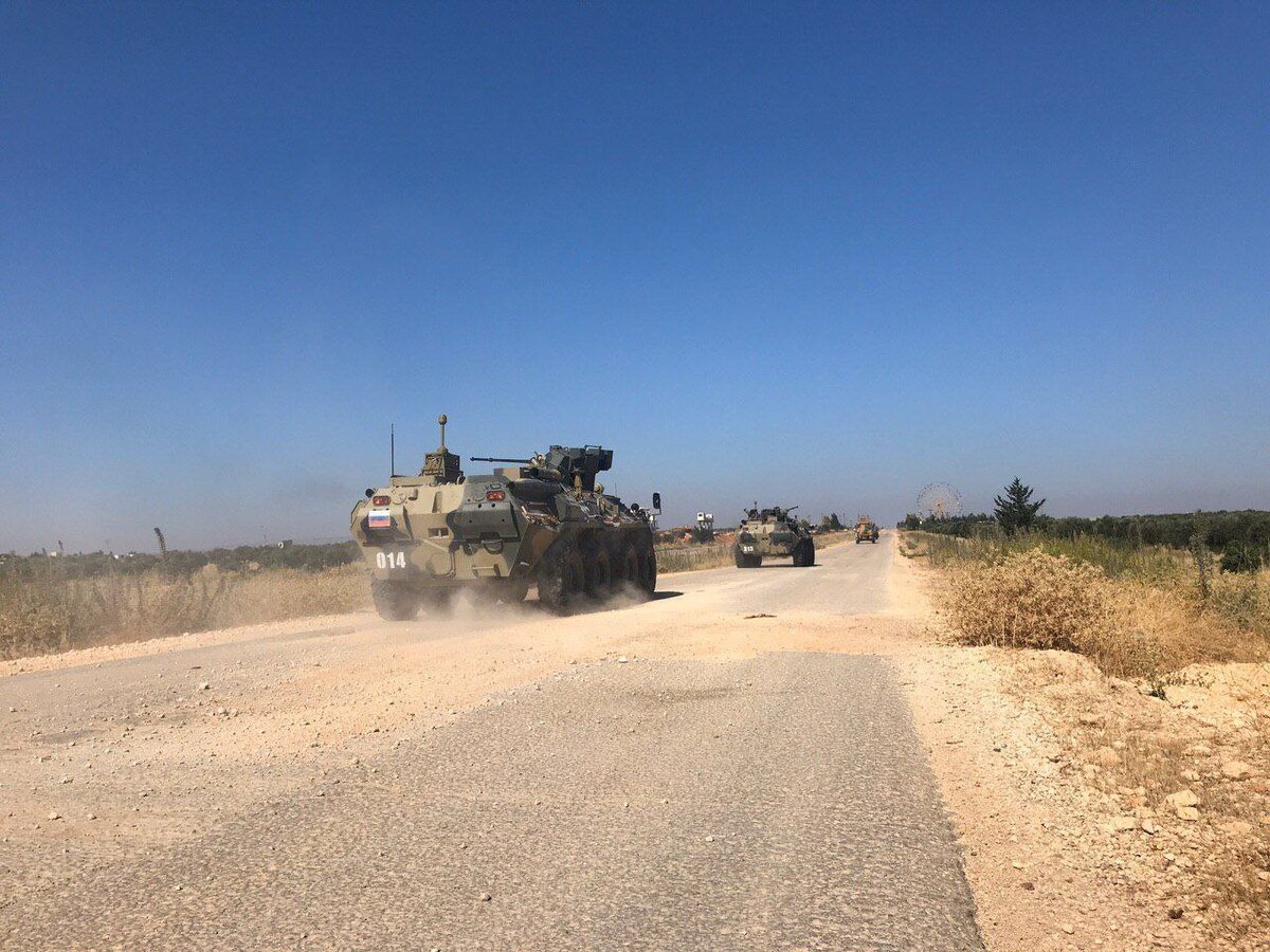 БТР-82А ВП МО РФ в составе колонны во время патрулирования трассы M4