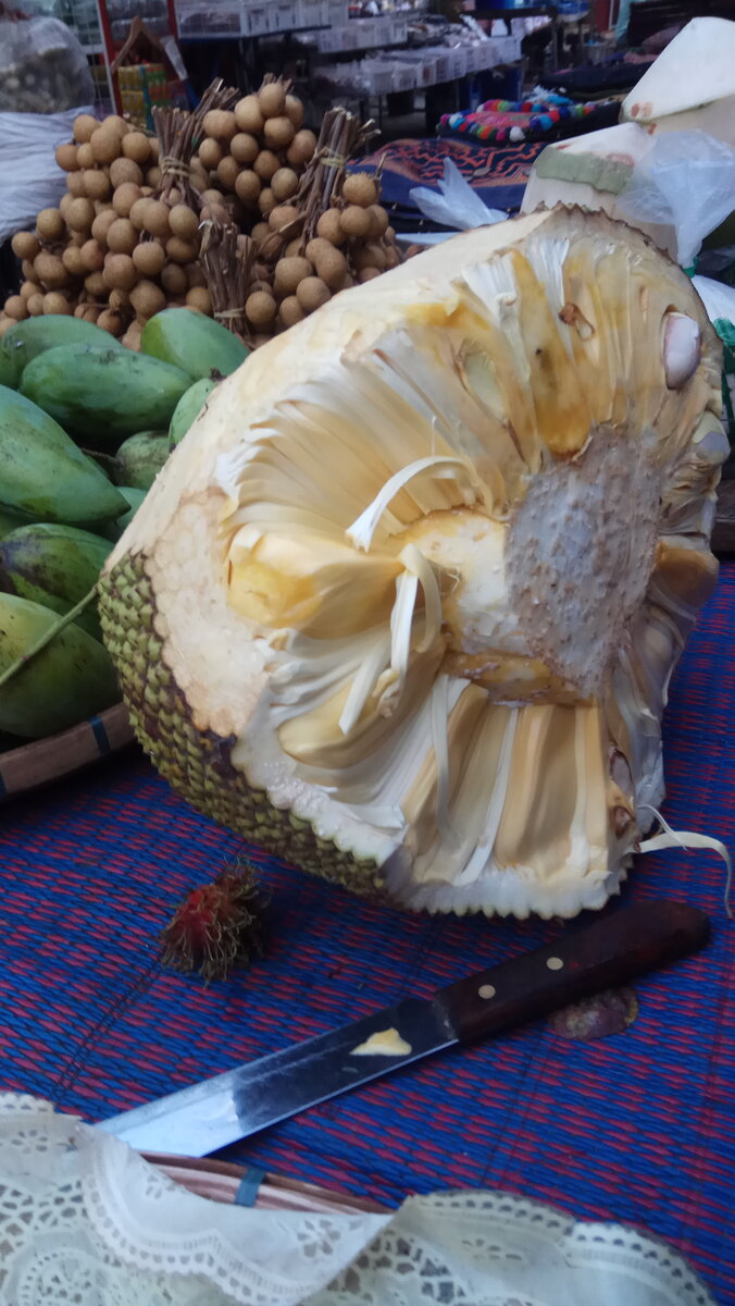 Половина огромного плода на рынке северного Лаоса