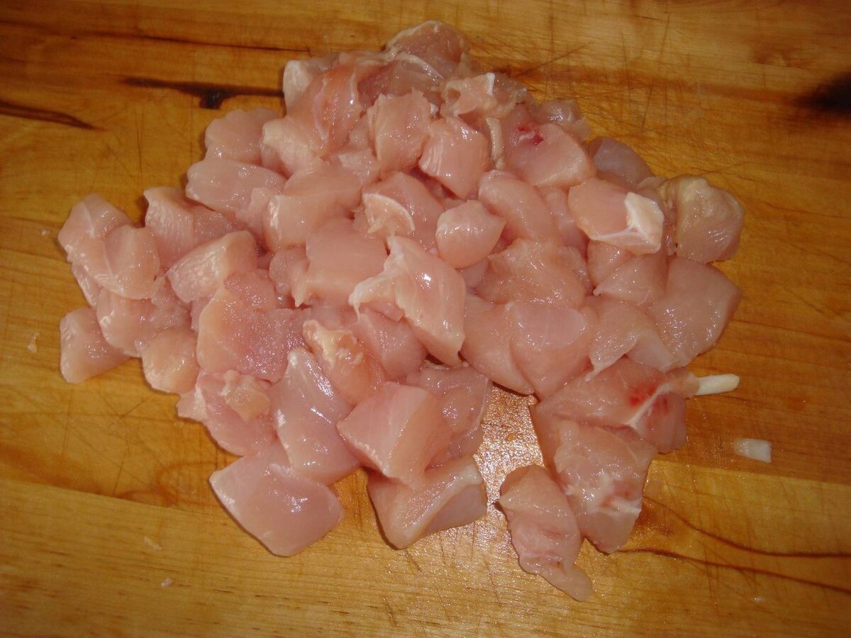 куриное мясо режу кусочками.