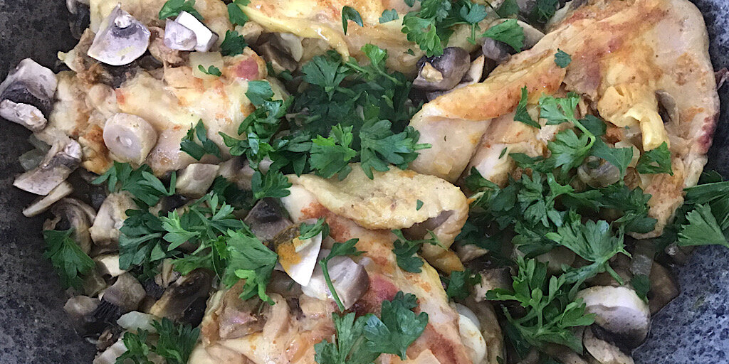 Куриные бедрышки с грибами.