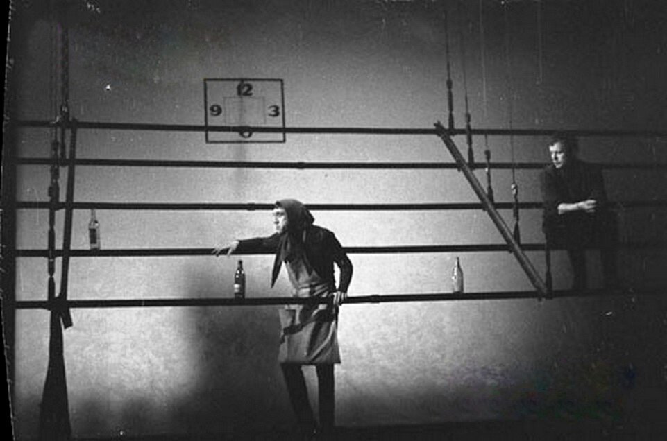 10 февраля 1970 г. Спектакль "Берегите ваши лица", премьера. В. Высоцкий в роли тети Моти. © фото Г. Перьян