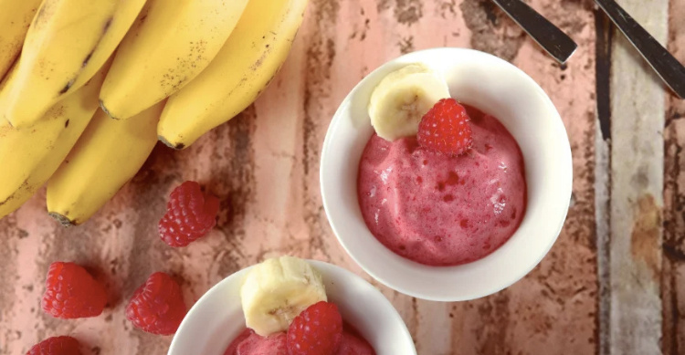 Банановое мороженое с малиной
