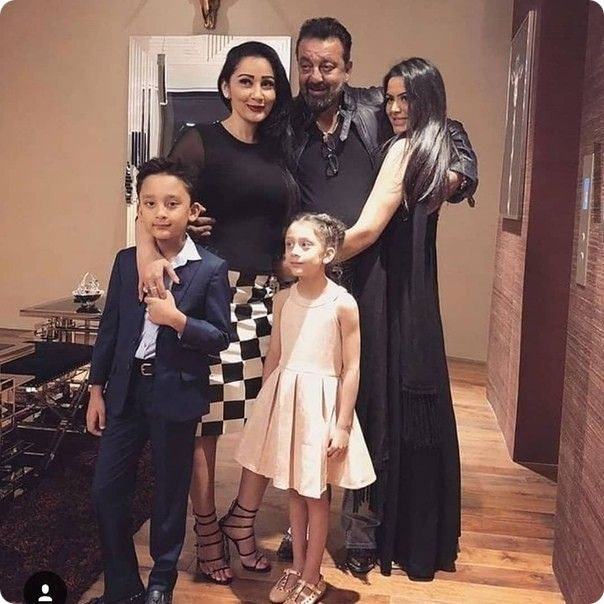 Санджай Датт с семьей