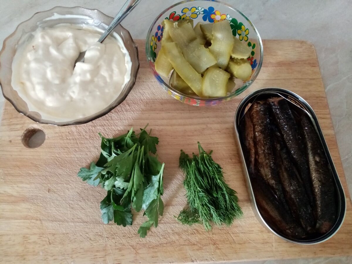 Бутерброды со шпротами. Бутерброды со шпротами на праздничный стол. Соус со шпротами. Соус со шпротами. Бутерброды с килькой.