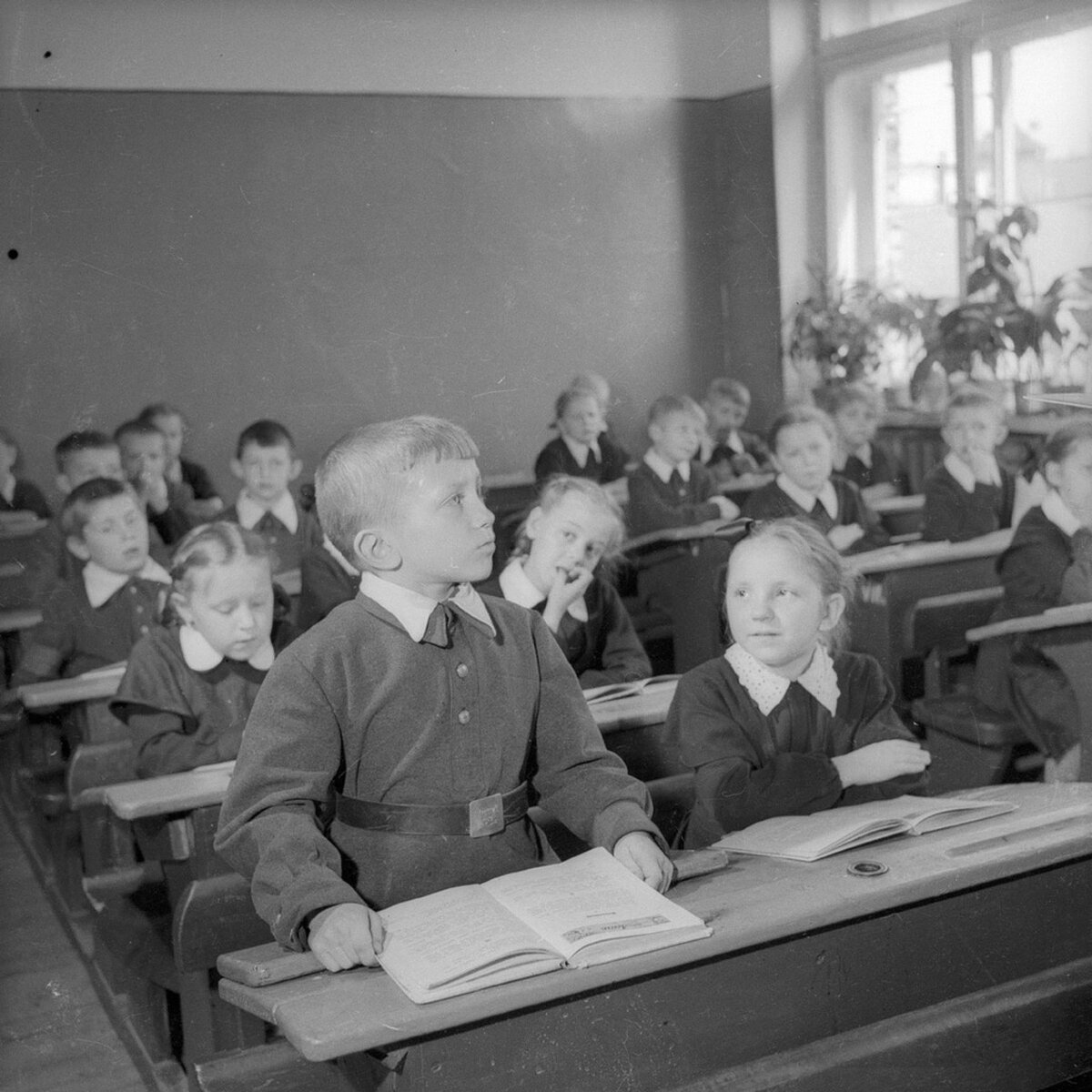 Занятия в школе. Фото: Евгений Халдей, 1956 / russiainphoto.ru