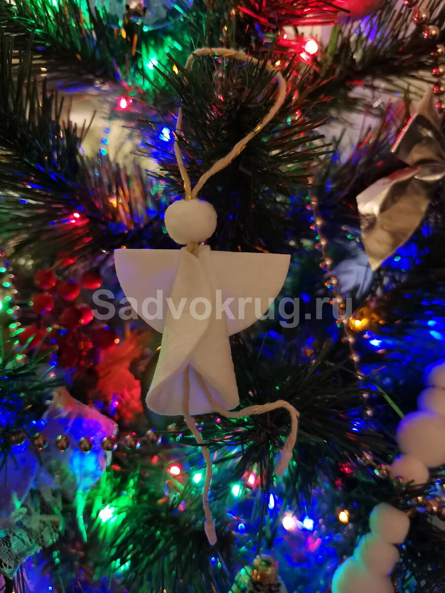 На фото: рождественский ангел из ватных дисков