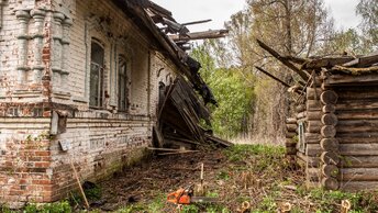 Освободил вход в старый дом прадеда. Крыльцо сгнило и рухнуло