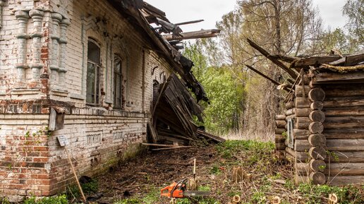 Освободил вход в старый дом прадеда. Крыльцо сгнило и рухнуло