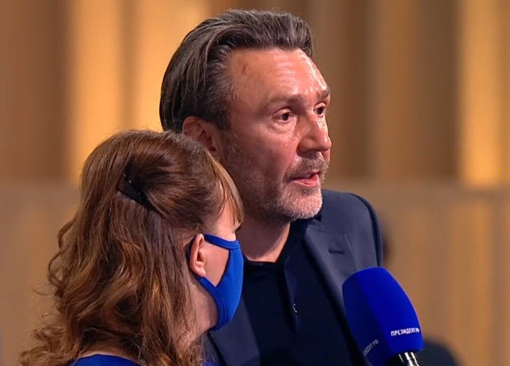Сергей Шнуров задает вопрос Президенту РФ во время пресс-конференции
